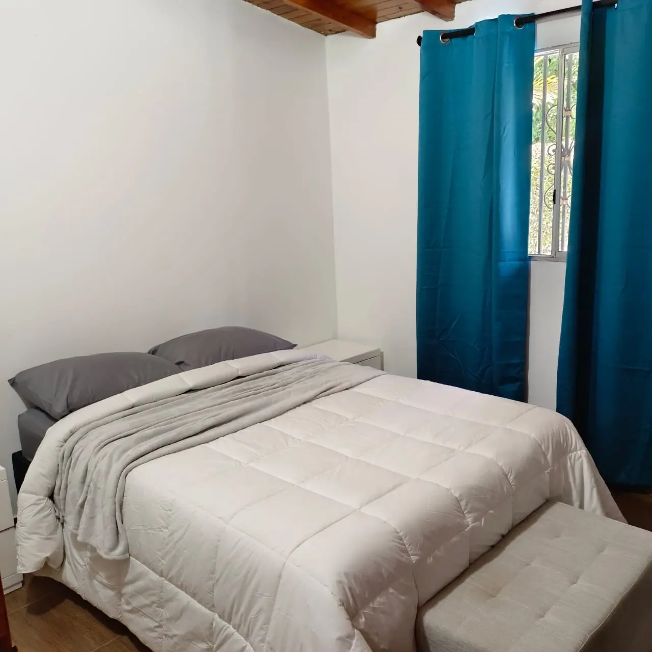 Habitación de la cabaña con cama doble