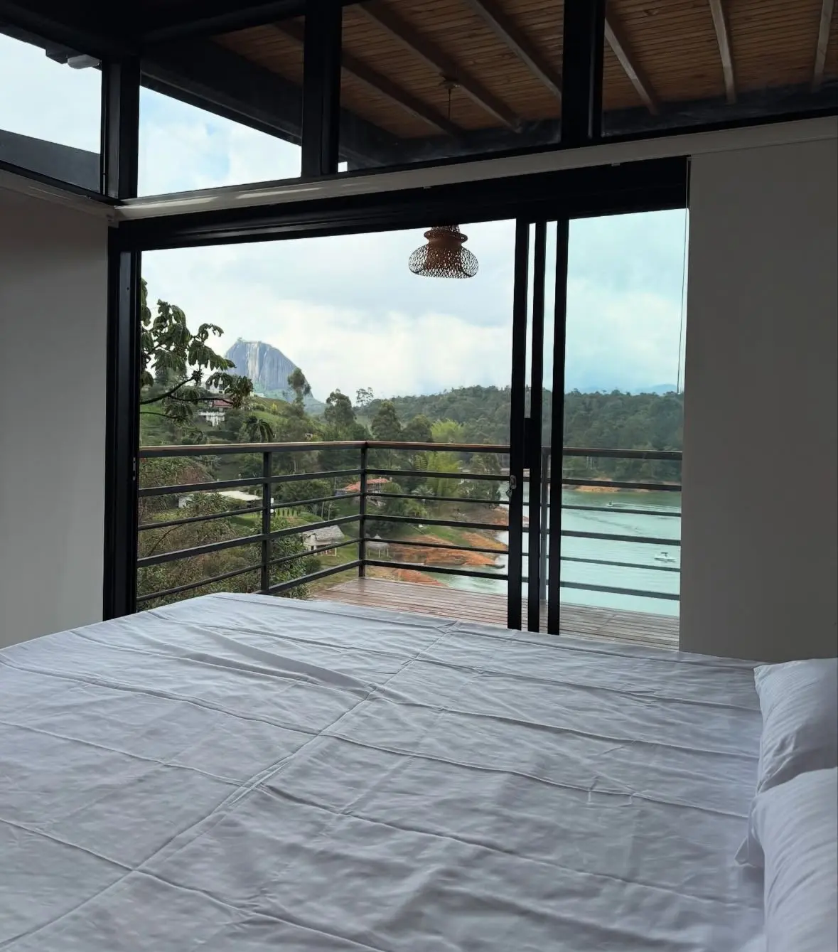 Habitación de la cabaña con vista a La Piedra y el embalse