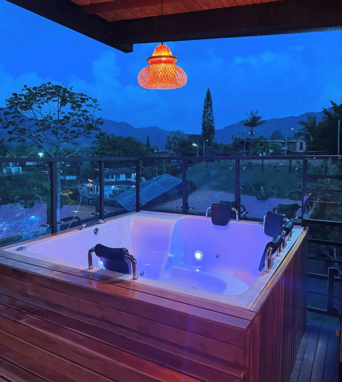 Jacuzzi privado de la cabaña durante la noche