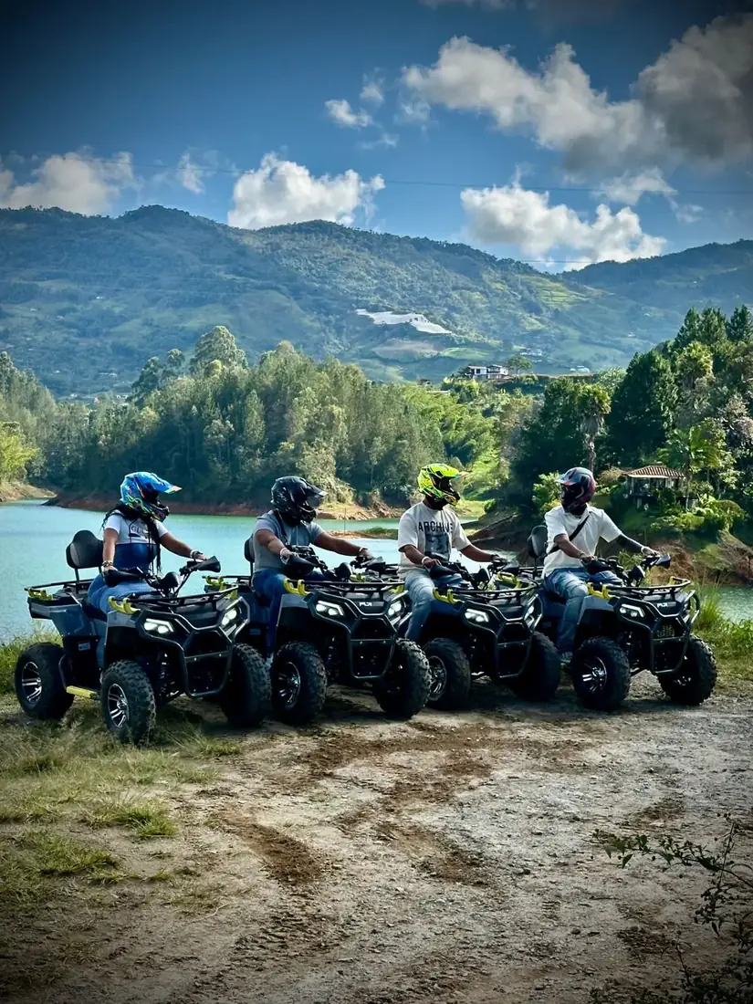 Grupo de visitantes en cuatrimotos frente al paisaje