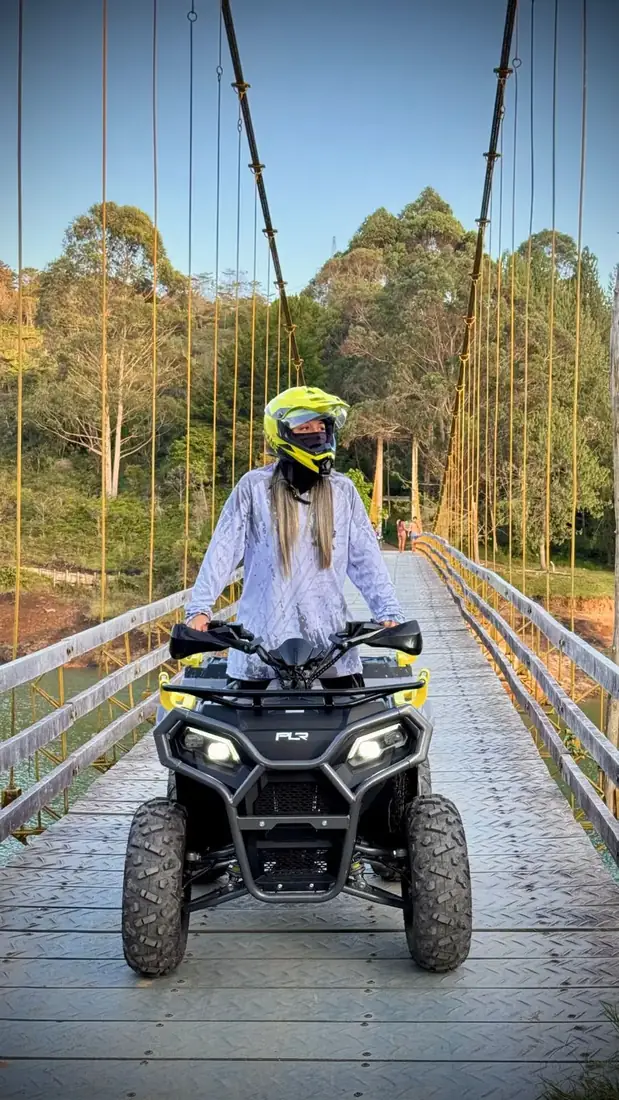 Cuatrimoto atravesando un puente