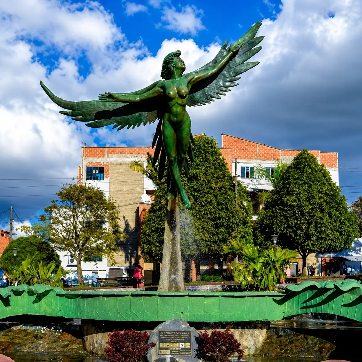 Escultura alada de la Plazoleta de la Paz sobre su fuente