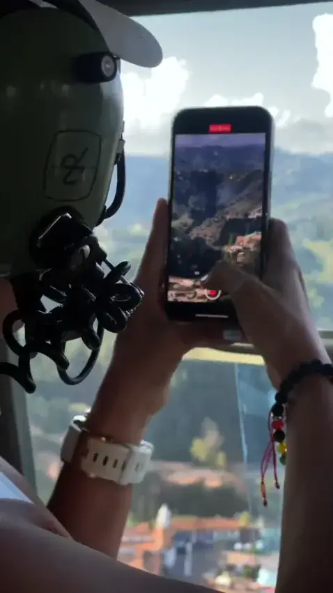 Pasajera fotografiando Guatapé desde el helicóptero