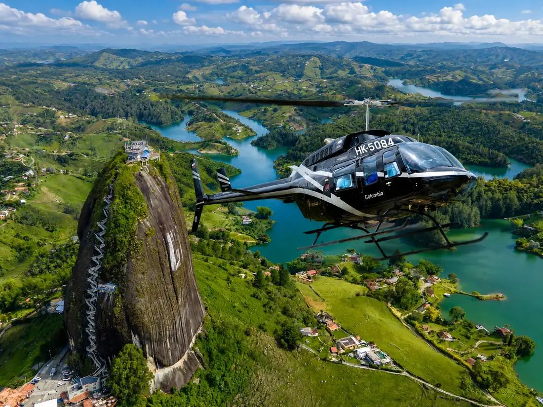 Helicóptero volando sobre la Piedra y el embalse
