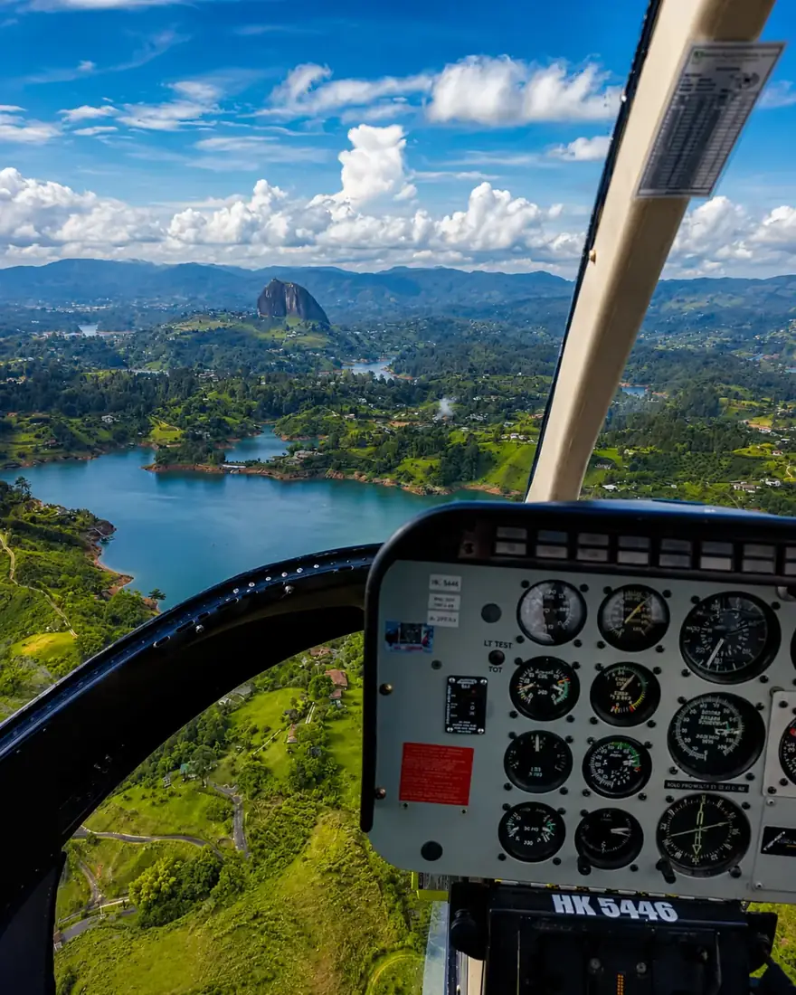 Vista aérea del embalse desde un helicóptero
