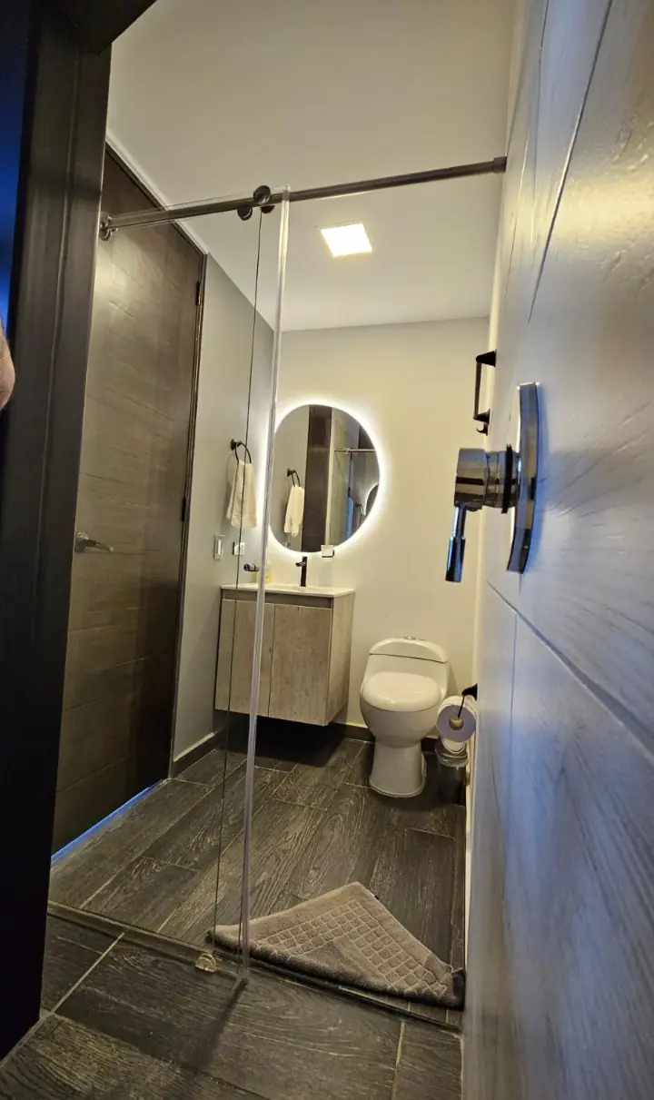 Baño moderno con ducha de vidrio