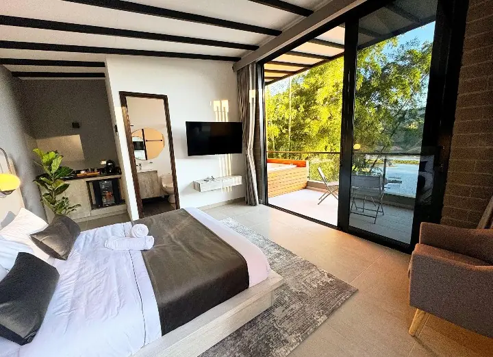 Habitación moderna con balcón y vista al embalse