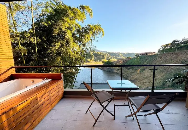 Jacuzzi privado en una terraza con vista al embalse