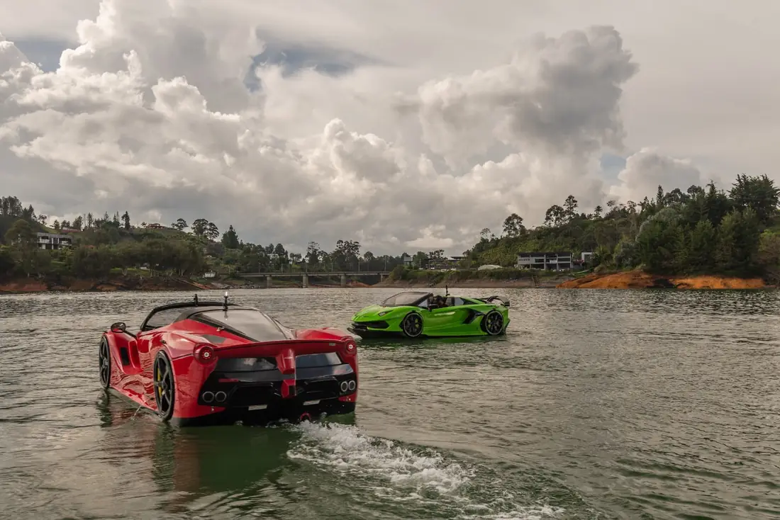 Ferrari y Lamborghini anfibios navegando juntos en el embalse