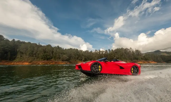 Ferrari anfibio rojo en movimiento sobre el agua