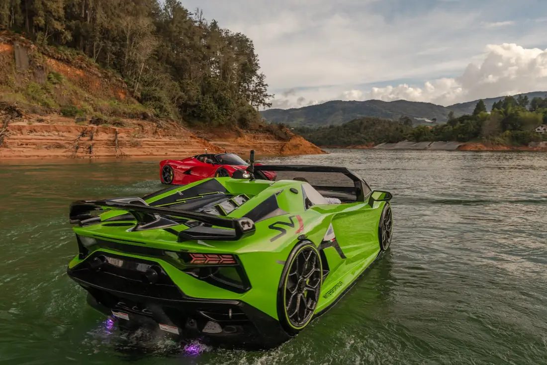 Lamborghini anfibio verde visto desde atrás en el embalse