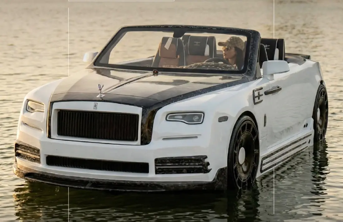 Rolls-Royce anfibio blanco navegando al atardecer