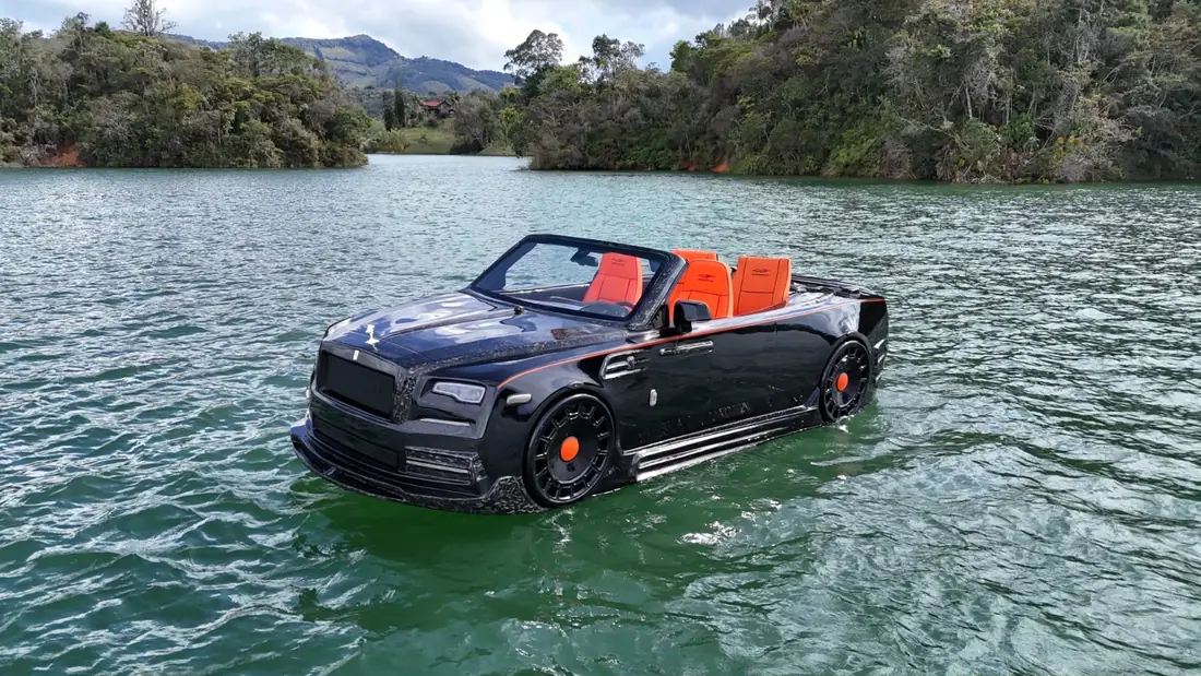 Rolls-Royce anfibio negro detenido sobre el agua