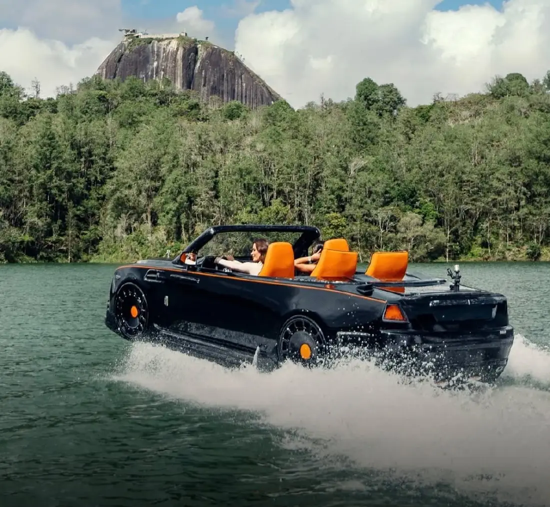Rolls-Royce anfibio negro con interior naranja sobre el agua