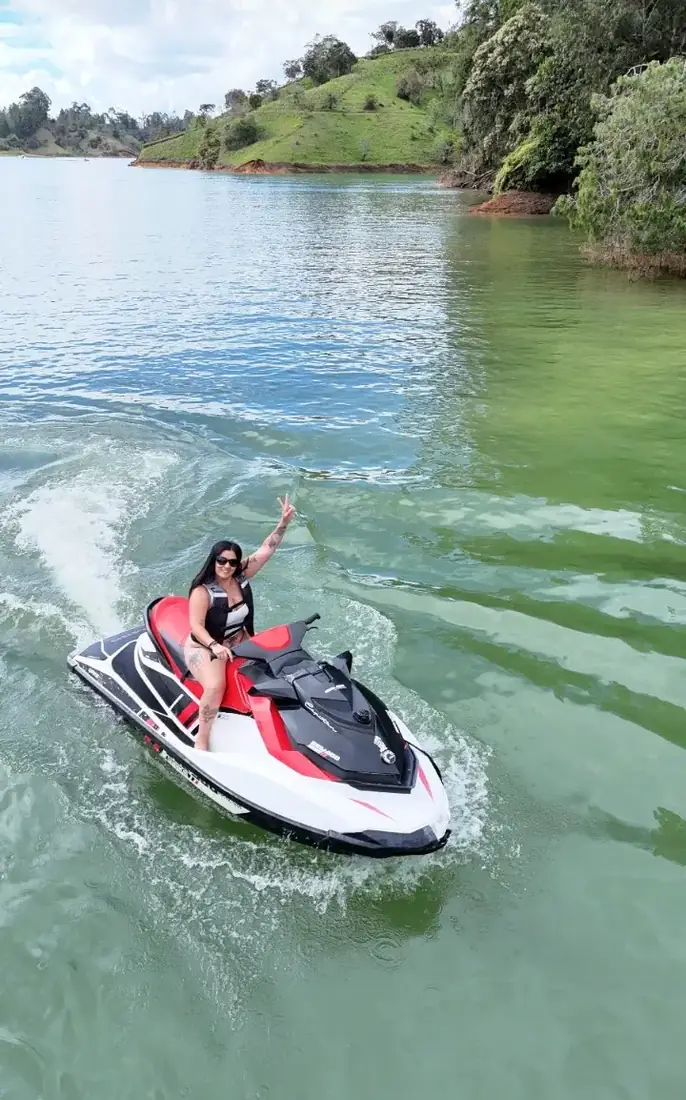 Visitante recorriendo el embalse en Jet Ski sencillo