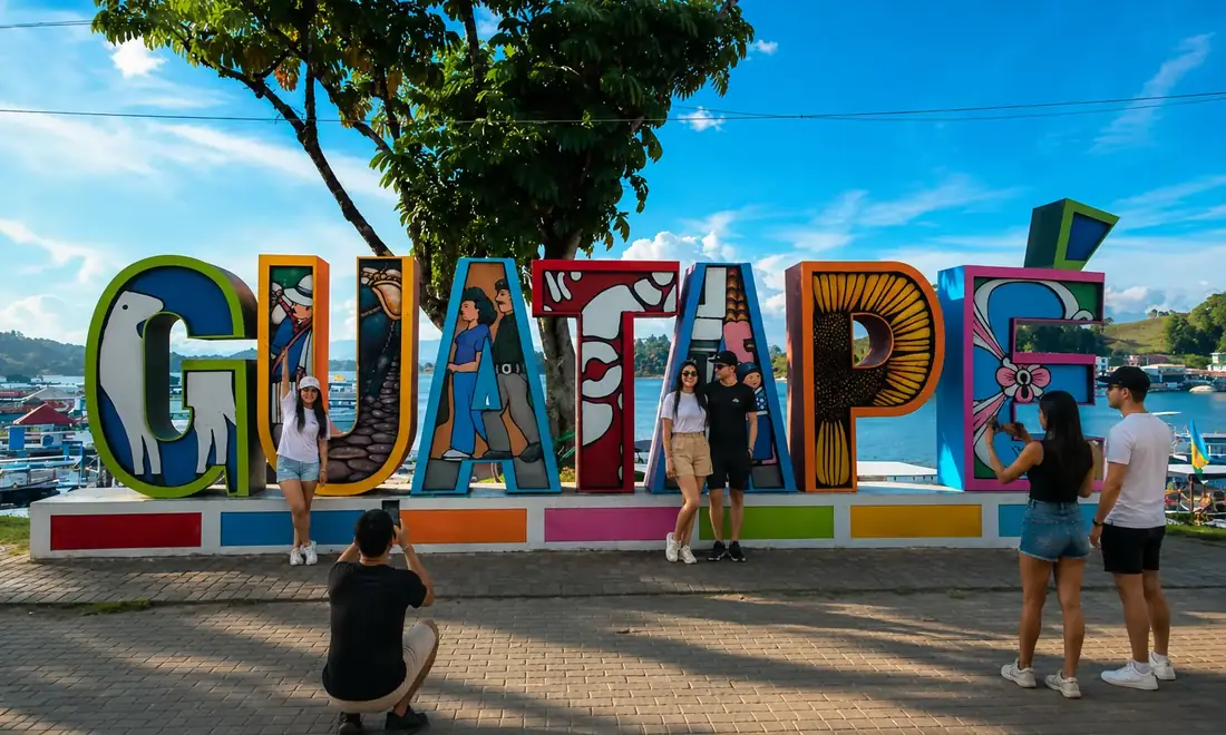 Letras de Guatapé junto al embalse